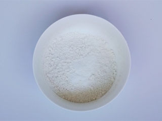 2、柚子蜂蜜迷你玛芬,把低筋面粉和泡打粉混合好,备用