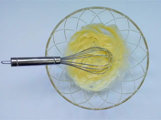 3、柚子蜂蜜迷你玛芬,把软化的黄油用蛋抽打成沙拉酱状