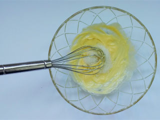 4、柚子蜂蜜迷你玛芬,分2次把白砂糖倒入黄油中,每一次搅拌均匀