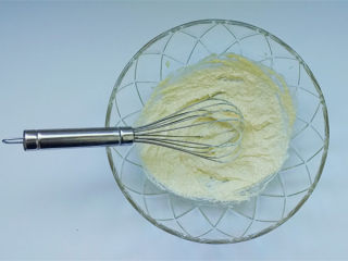 5、柚子蜂蜜迷你玛芬,打发好的黄油糖是成乳白色的状态