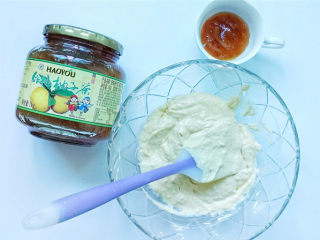 8、柚子蜂蜜迷你玛芬,再把柚子蜂蜜倒入面糊中,混合均匀