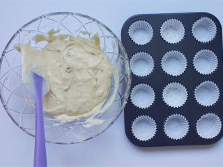9、柚子蜂蜜迷你玛芬,备好模具,铺好纸托,用勺子均匀分到纸托里