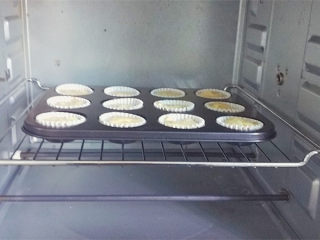 11、柚子蜂蜜迷你玛芬,预热烤箱180度 中层 上下 25分钟