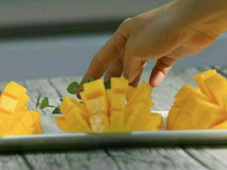 1、芒果奶昔,准备1个大的芒果去皮切丁。