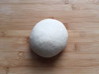 1、西红柿鸡蛋面片汤,将面粉中加入75克的水揉成光滑的面团醒15分钟