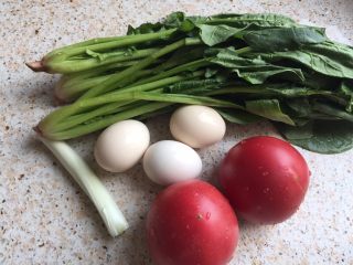2、西红柿鸡蛋面片汤,准备配菜