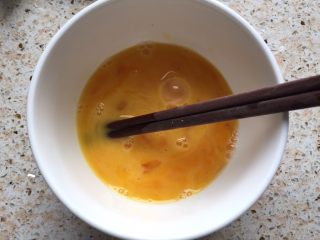 3、西红柿鸡蛋面片汤,鸡蛋打散