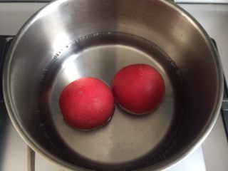 4、西红柿鸡蛋面片汤,水烧开将西红柿放入烫20秒左右