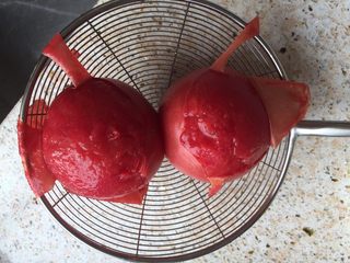 5、西红柿鸡蛋面片汤,捞出去皮