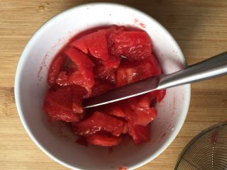 6、西红柿鸡蛋面片汤,放入碗中用小刀切成块