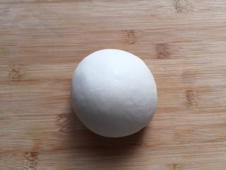 7、西红柿鸡蛋面片汤,将面团再次揉匀