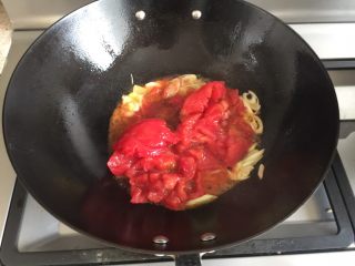 11、西红柿鸡蛋面片汤,放入处理好的西红柿