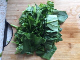 8、西红柿鸡蛋面片汤,菠菜切成大段