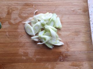 9、西红柿鸡蛋面片汤,葱切成片