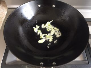 10、西红柿鸡蛋面片汤,炒锅加热放入适量的植物油，放入葱花爆香