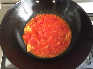 12、西红柿鸡蛋面片汤,炒到西红柿变浓稠