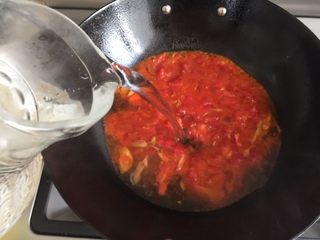 13、西红柿鸡蛋面片汤,加入1200毫升左右的水烧开