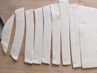 15、西红柿鸡蛋面片汤,用刀划成3cm的条