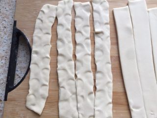 16、西红柿鸡蛋面片汤,用手将两边捏扁