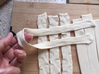 17、西红柿鸡蛋面片汤,拉成2一3倍的长条