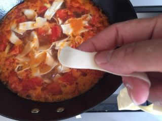 18、西红柿鸡蛋面片汤,揪成一寸长左右的段入锅