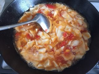 19、西红柿鸡蛋面片汤,全部揪完用汤勺搅动一下