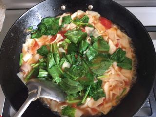 20、西红柿鸡蛋面片汤,放入菠菜段