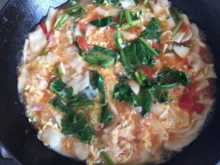 21、西红柿鸡蛋面片汤,延边到入鸡蛋用勺子搅动一下