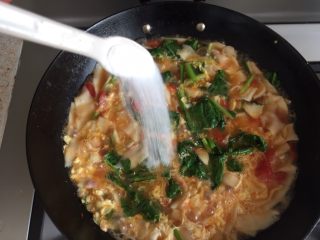 22、西红柿鸡蛋面片汤,放入适量的盐