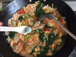 23、西红柿鸡蛋面片汤,最后放入少许的蔬菜鲜