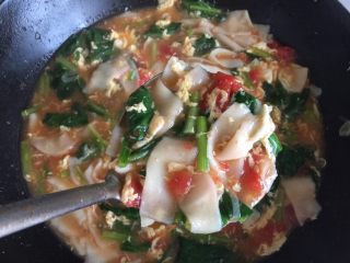 24、西红柿鸡蛋面片汤,搅拌均匀就可以盛出来了