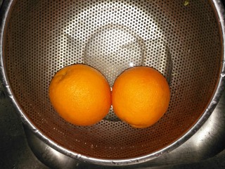1、橙汁蛋羹,洗干净外皮