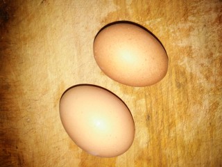 2、橙汁蛋羹,鸡蛋准备出来
