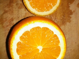 3、橙汁蛋羹,切开，把肉挖出来