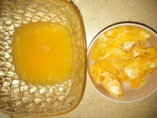 4、橙汁蛋羹,挤好的汁水过滤也行，不过滤也可以，看想吃的口感。我过滤了