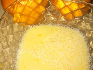 6、橙汁蛋羹,把鸡蛋，橙汁白糖按比例放一起，打好