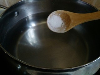 1、咸蛋黄青菜意面,首先烧开一锅水，在水里加点盐和油