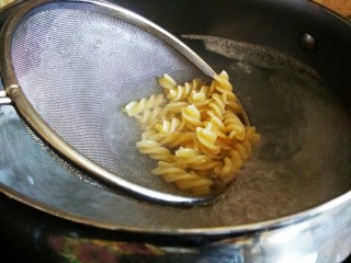 2、咸蛋黄青菜意面,煮意面，水开后中火煮10分钟至意面变软变透明，也可以用不同形状的意面，我个人比较偏爱这一种的