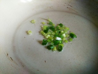 3、咸蛋黄青菜意面,锅内起油，油量一点点就好，根据个人喜好选择是否放葱，我加了点小葱花爆香，丰富味道增加参差