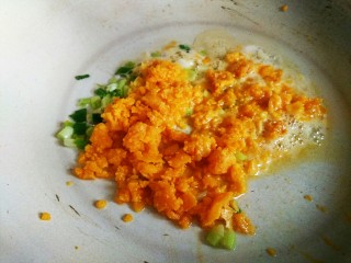 4、咸蛋黄青菜意面,待葱花编出香味放入之前捣碎的咸蛋黄