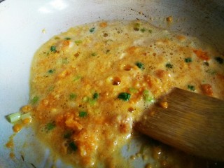 5、咸蛋黄青菜意面,炒到咸蛋黄全部融化起沙