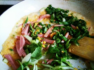 6、咸蛋黄青菜意面,放火腿和青菜下去继续煸炒