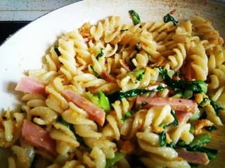 7、咸蛋黄青菜意面,翻炒到意面和配菜都均匀裹上咸蛋黄，尝尝味道，看咸味是否合口，不够咸再加点盐！