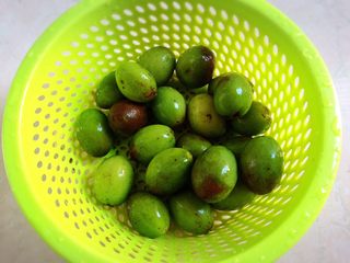 2、橄榄瘦肉汤,沥干水分