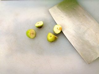 3、橄榄瘦肉汤,用刀切开两半，很容易的