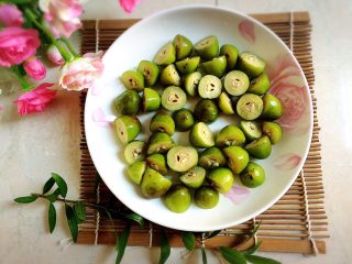 4、橄榄瘦肉汤,切好再冲洗一下