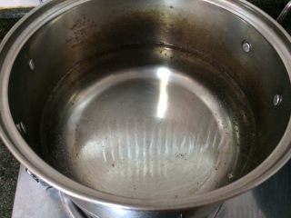 6、橄榄瘦肉汤,锅烧开水，起了一点泡泡，这个时候放材料