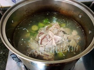 8、橄榄瘦肉汤,放瘦肉，有蜜枣的可以放一粒蜜枣，所有水果煲出来的汤都带有酸味，梨除外！蜜枣可以中和一下酸味，我没有就没放????