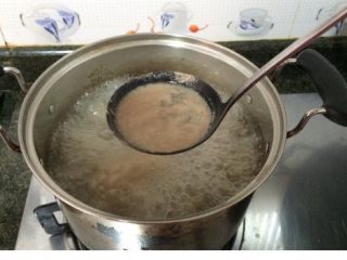 9、橄榄瘦肉汤,煲几分钟瘦肉的血水浮沫就飘上来了，撇去浮沫！化学老师说这血水不撇去，汤喝了容易疲劳，不健康，我听老师的！