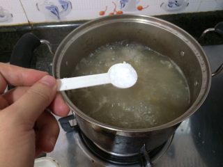 10、橄榄瘦肉汤,煲差不多四十分钟到一个小时后，汤色变黄就差不多了，下盐